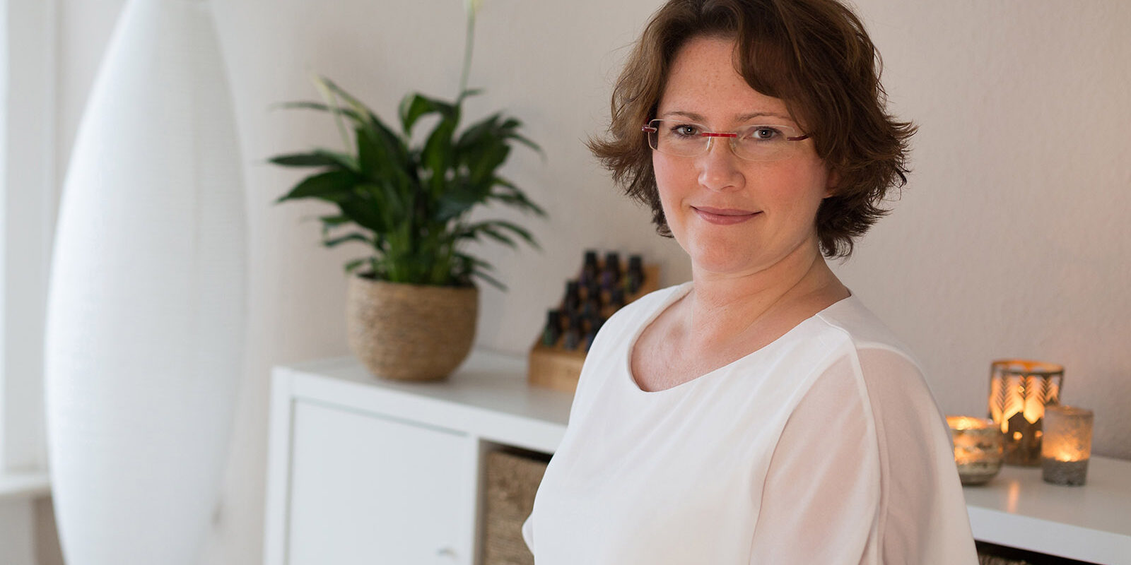 Hallo. Ich bin Sandra Hilberath, Heilpraktikerin für Psychotherapie und Hypnotherapeutin. In meiner Praxis in Köln habe ich mich auf Ängste, Phobien und Panikattacken spezialisiert.