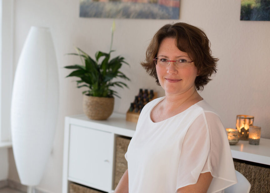 2024_Sandra Hilberath_Praxis für Coaching und Psychotherapie Köln Hallo. Ich bin Sandra Hilberath, Heilpraktikerin für Psychotherapie und Hypnotherapeutin. In meiner Praxis in Köln habe ich mich auf Ängste, Phobien und Panikattacken spezialisiert.