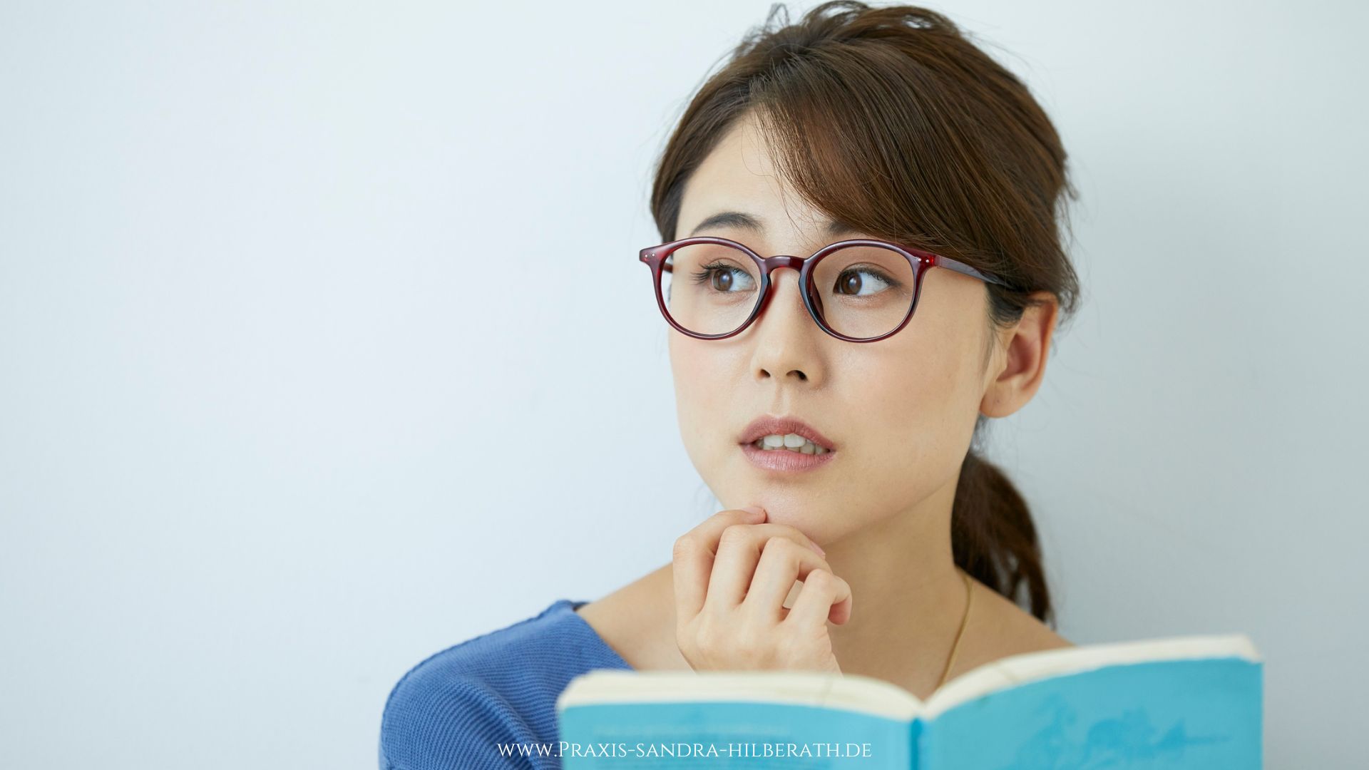 Ängste überwinden_3 Schritte für mehr Sicherheit im Alltag_Angstbrille ausziehen_Praxis für Coaching und Psychotherapie Köln_Sandra Hilberath Wie überwindet man Ängste? Die ersten 3 Schritte für mehr Sicherheit im Alltag bekommst du in diesem Blogartikel. Erfahre, welche 3 Schritte zur Überwindung deiner Ängste die wirkungsvollsten sein können.