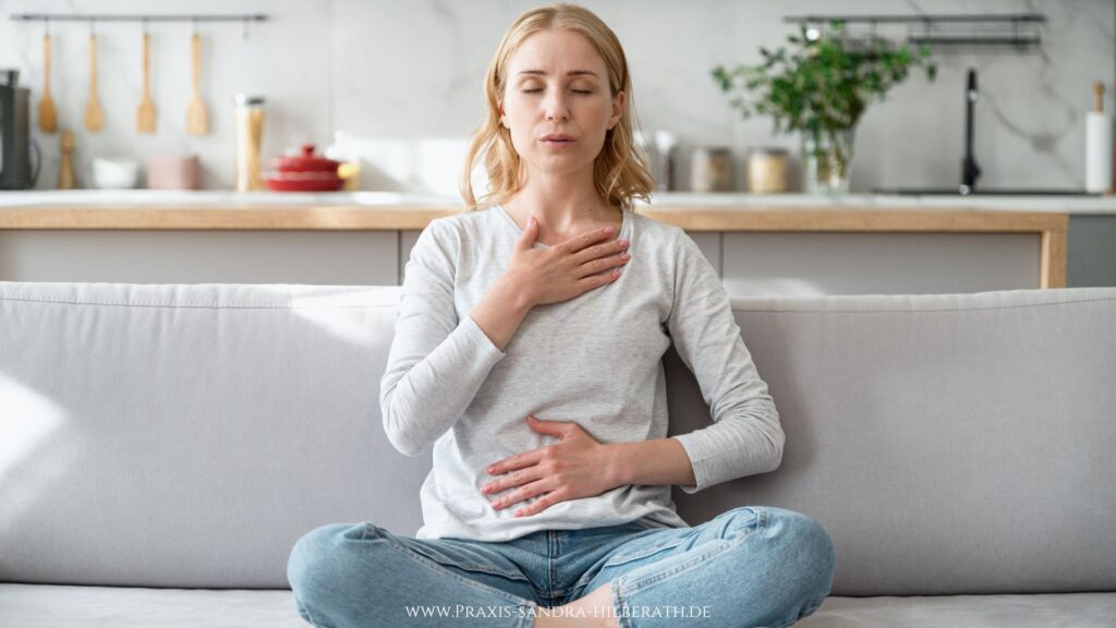 Atemübungen bei Angst und Panik_Selbstregulation_Praxis für Coaching und Psychotherapie Köln_Sandra Hilberath_2 Lerne in diesem Blogartikel, welche Atemübungen dir bei Angst und Panikattacken helfen können. Die Atmung kann hierbei ein großer Helfer sein.