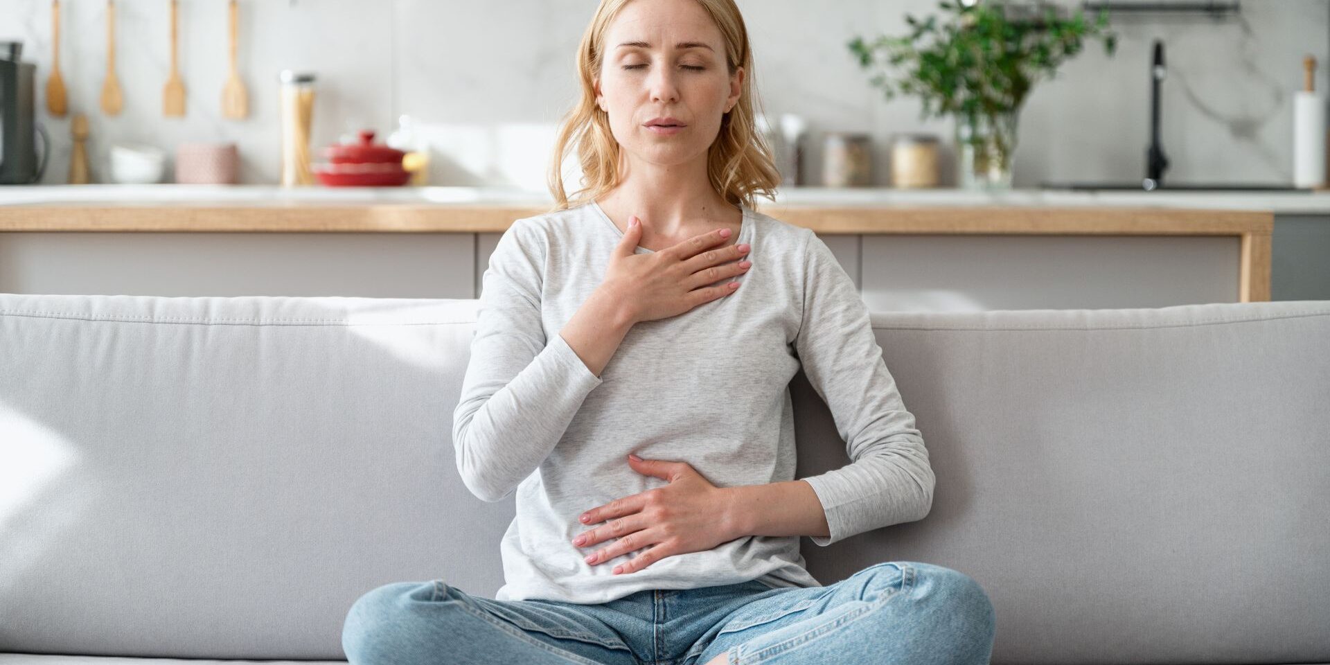 Lerne in diesem Blogartikel, welche Atemübungen dir bei Angst und Panikattacken helfen können. Die Atmung kann hierbei ein großer Helfer sein.