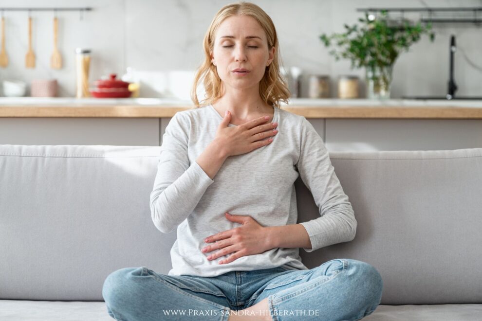 Lerne in diesem Blogartikel, welche Atemübungen dir bei Angst und Panikattacken helfen können. Die Atmung kann hierbei ein großer Helfer sein.