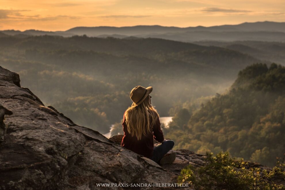 Erfahre, wie du den Kreislauf der Angst unterbrechen kannst. Du bekommst konkrete Tipps zur direkten Umsetzung, damit du deine Ängste Schritt für Schritt überwinden kannst.