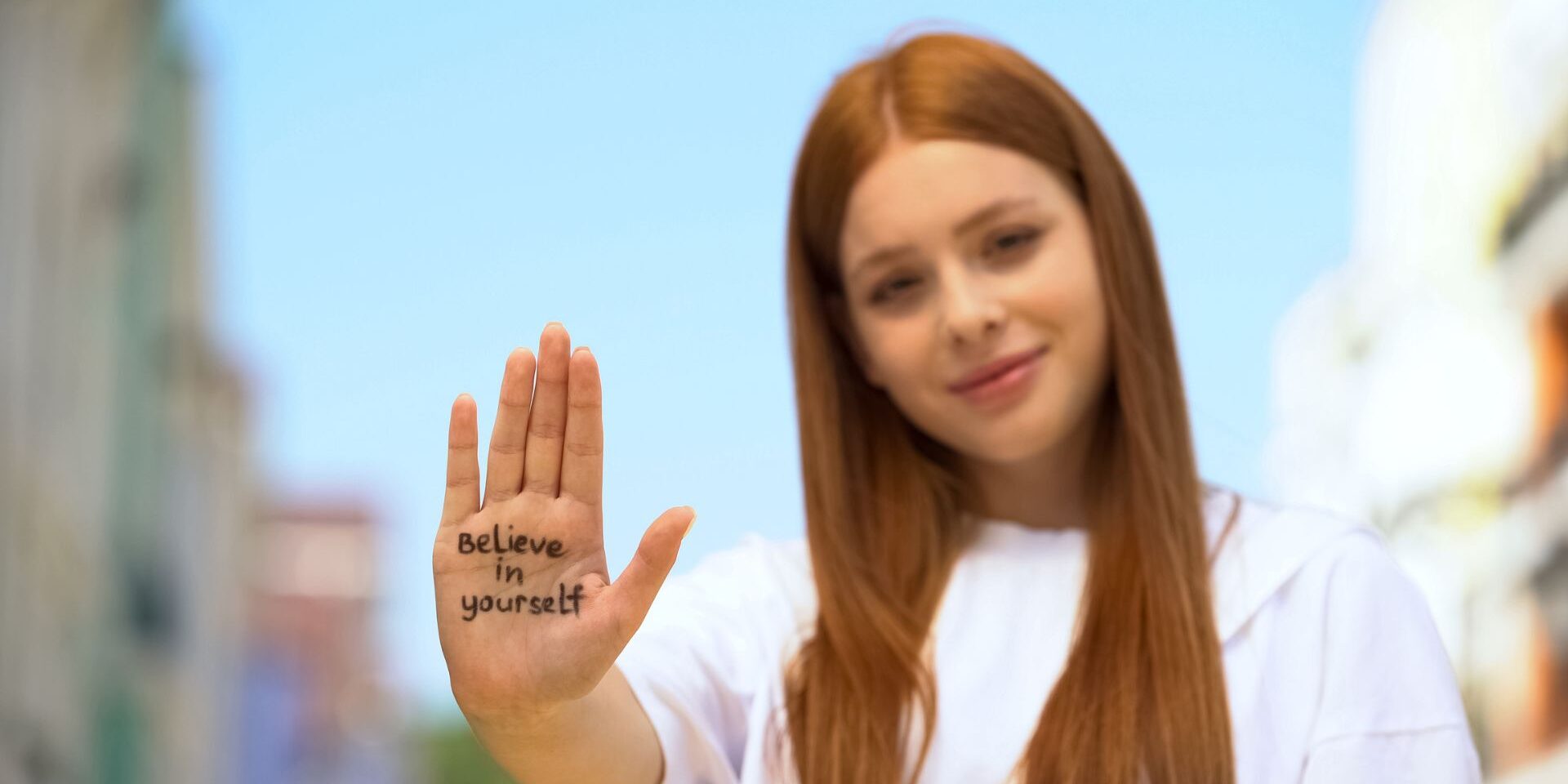 Selbstwert steigern bei Angst und Panik_Praxis für Coaching und Psychotherapie Sandra Hilberath_Köln In diesem Artikel erfährst du, wie du dein Selbstbewusstsein, deine Selbstsicherheit und deinen Selbstwert bei Ängsten, Phobien und Panikattacken mit 5 konkreten Tipps steigern kannst.