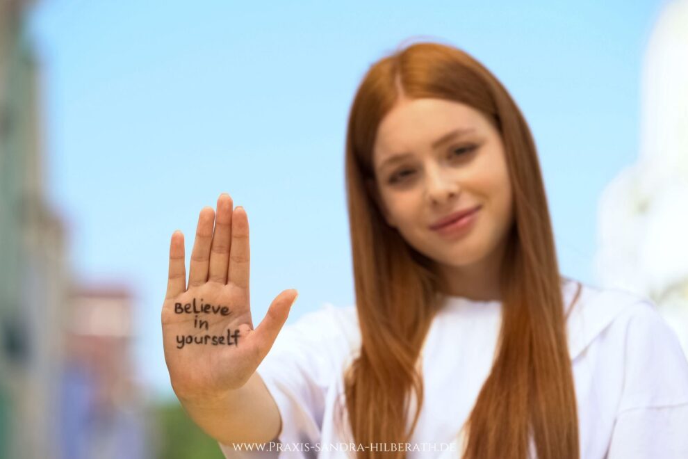 In diesem Artikel erfährst du, wie du dein Selbstbewusstsein, deine Selbstsicherheit und deinen Selbstwert bei Ängsten, Phobien und Panikattacken mit 5 konkreten Tipps steigern kannst.