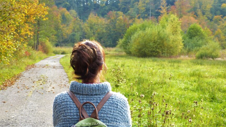 Erfahre, wie Achtsamkeit dir bei Angst helfen kann, weil sie dich ins Hier und Jetzt zurückholt. Du bekommst 3 konkrete Tipps zum direkten Ausprobieren.