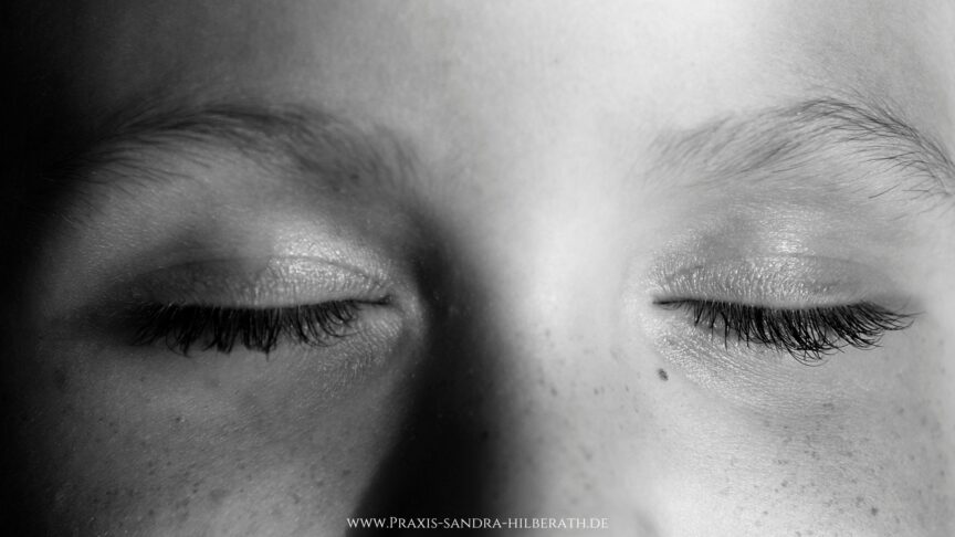 EMDR_Therapie bei Ängsten_Praxis Sandra Hilberath Köln_1 Du leidest unter Angst oder Panikattacken? Erfahre, wie EMDR dir helfen kann, Ängste zu verarbeiten und Ruhe zu finden. Mit Ablauf, Fallbeispielen & 3 Selbsthilfe-Tipps.