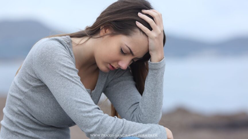 Krisen bewältigen_Praxis für Coaching und Psychotherapie Köln_Sandra Hilberath_1 Krisen fühlen sich überwältigend an, doch du kannst lernen, sie zu bewältigen. Erfahre hier konkrete Strategien, um Ängste zu lindern und deine Resilienz zu stärken.