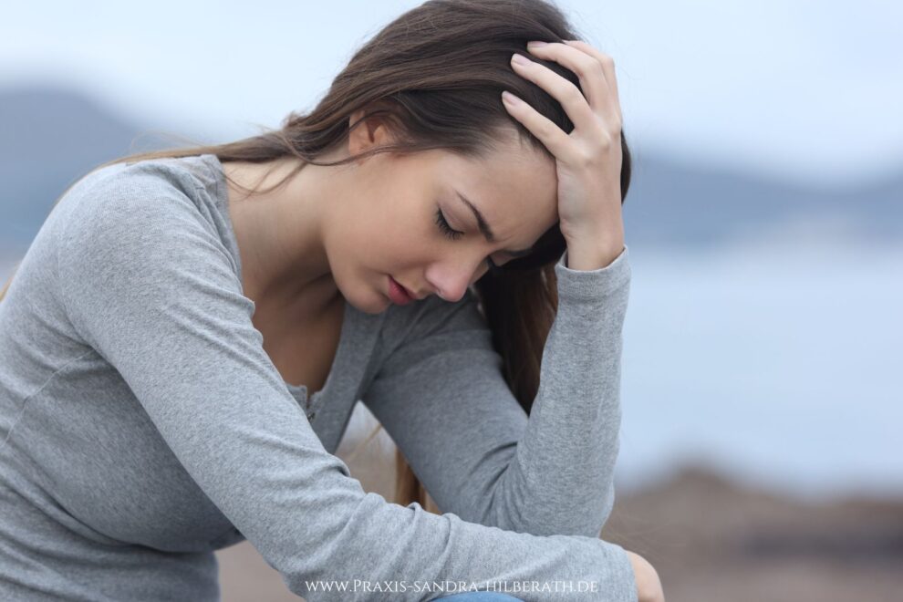 Krisen fühlen sich überwältigend an, doch du kannst lernen, sie zu bewältigen. Erfahre hier konkrete Strategien, um Ängste zu lindern und deine Resilienz zu stärken.