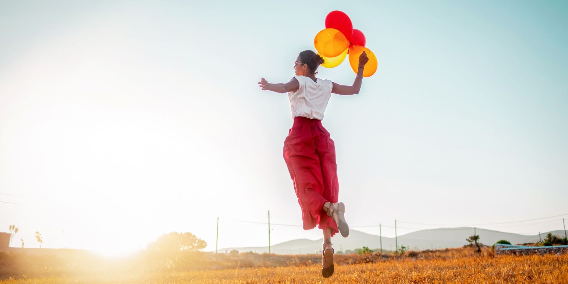 Hypnosystemische Therapie verständlich erklärt: Erfahre, wie Hypnose & systemische Ansätze dir helfen, Lösungen zu finden & innere Stärke zu aktivieren.