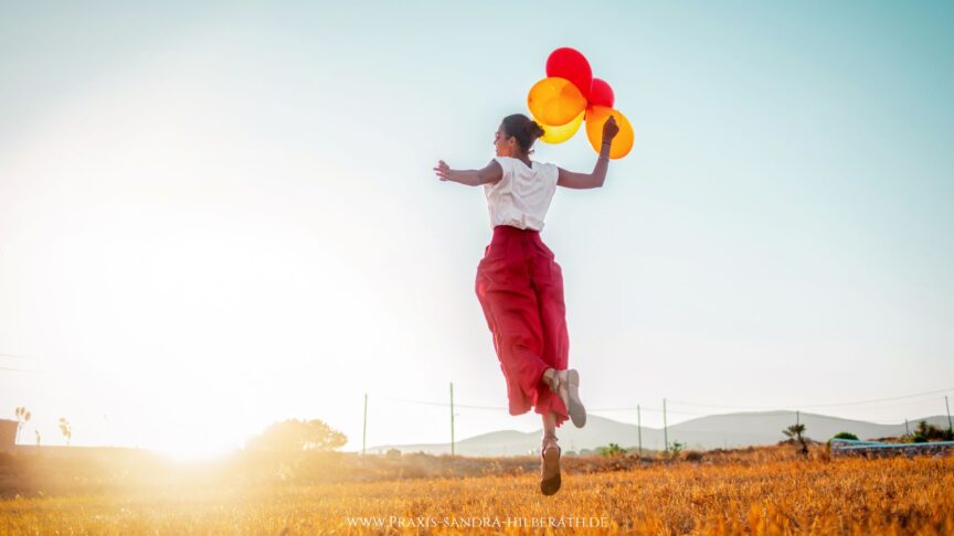 Hypnosystemische Therapie verständlich erklärt: Erfahre, wie Hypnose & systemische Ansätze dir helfen, Lösungen zu finden & innere Stärke zu aktivieren.