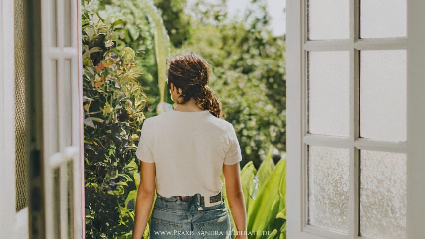 Dieser Artikel gibt dir einen Einblick in die hypnosystemische Therapie – mit vier anschaulichen Fallbeispielen, Tipps zur Ressourcenstärkung und praktischen Übungen für deinen Alltag.