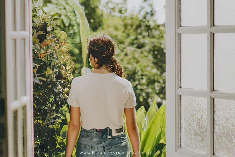 Dieser Artikel gibt dir einen Einblick in die hypnosystemische Therapie – mit vier anschaulichen Fallbeispielen, Tipps zur Ressourcenstärkung und praktischen Übungen für deinen Alltag.