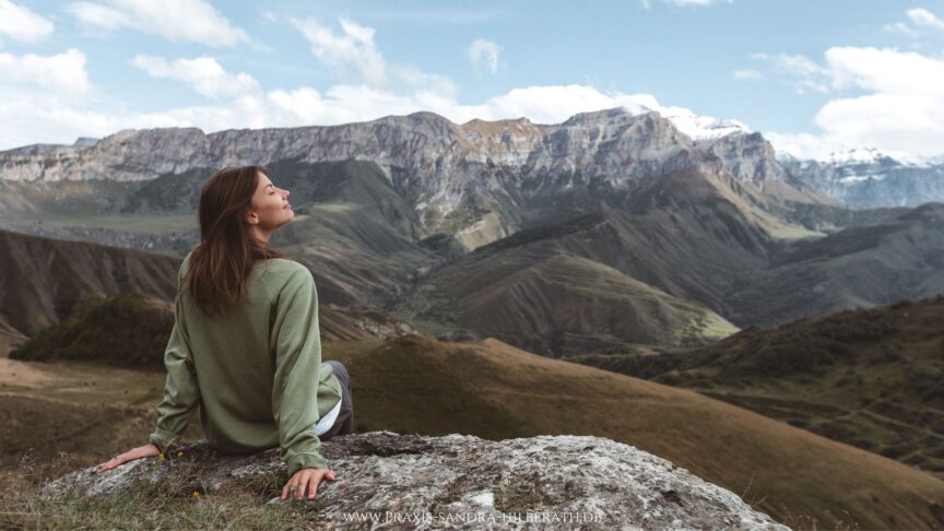 Du hast bei Panik das Gefühl, keine Luft zu bekommen? Erfahre, warum das nicht stimmt und wie du mit bewusster Atmung Ruhe zurückgewinnen kannst.