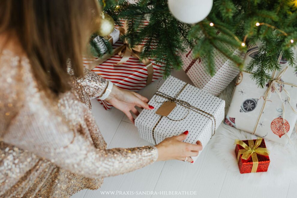 Weihnachten fühlt sich oft stressig statt besinnlich an. Warum das normal ist – und wie du dir auch an den Feiertagen liebevoll Raum für dich nehmen darfst.