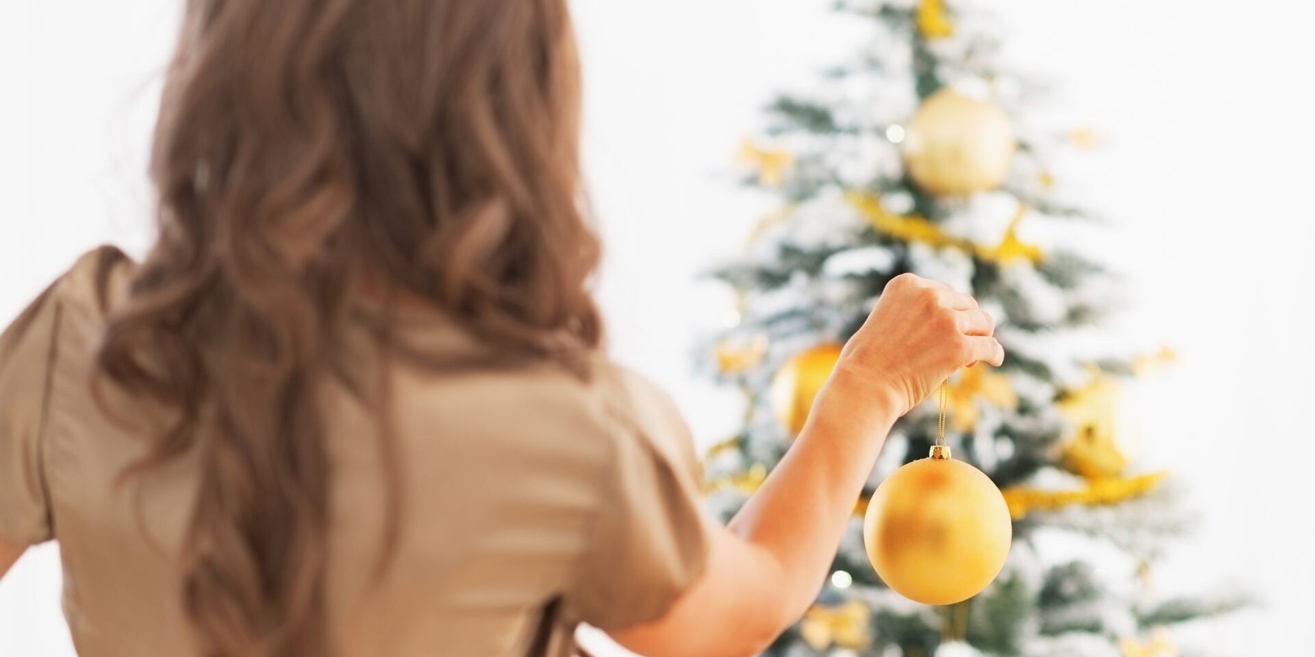 Du stehst an Weihnachten innerlich unter Strom? Erfahre, warum dein Funktionsmodus aktiv ist und wie du mit sanften Impulsen wieder mehr innere Ruhe findest.