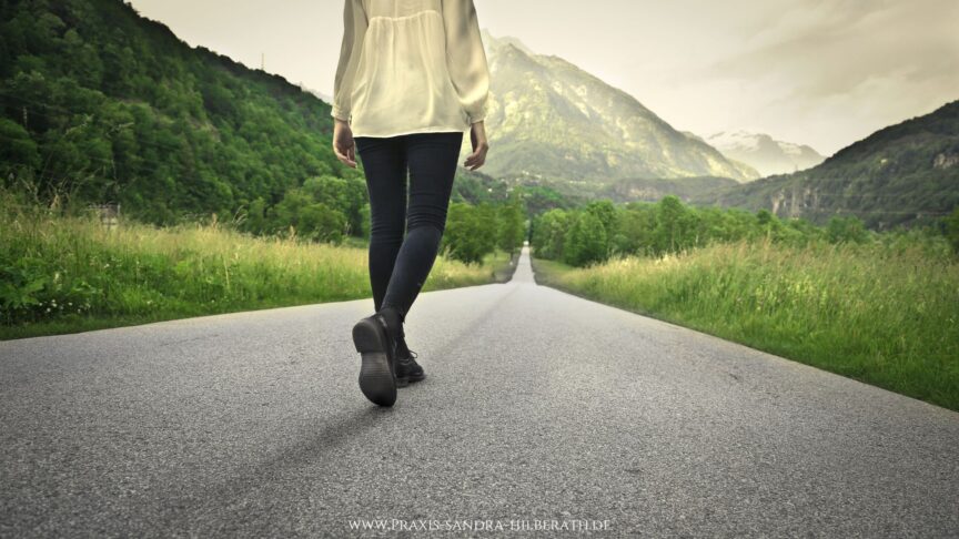 Veränderung in kleinen Schritten_Psychotherapie_Sandra Hilberath_1 Warum große Ziele oft scheitern und kleine Schritte nachhaltige Veränderung ermöglichen. Mit Blick auf dein Nervensystem und 5 sofort umsetzbaren Impulsen.