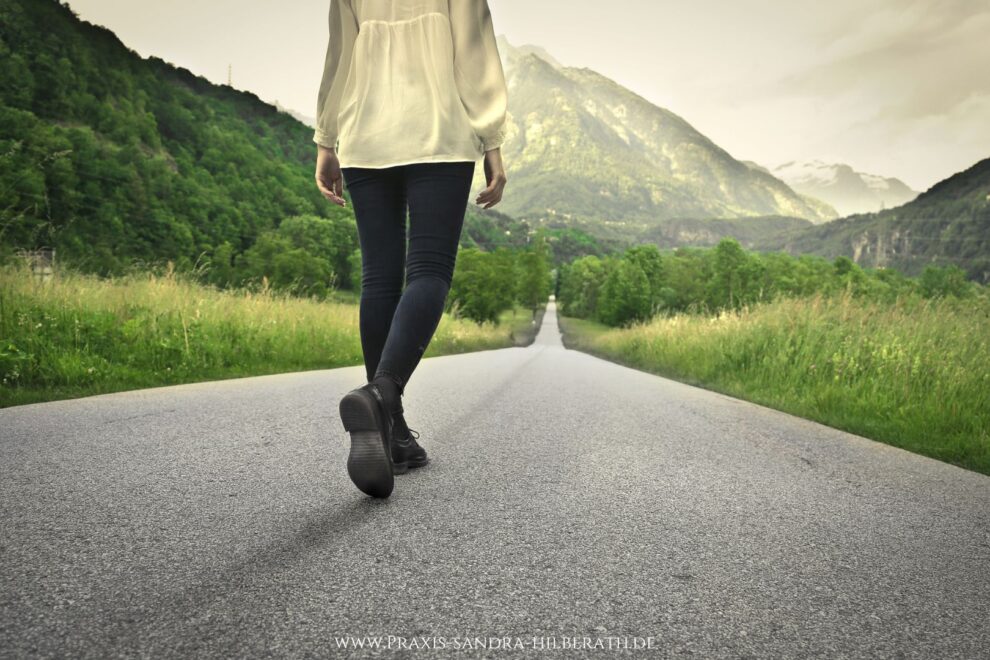 Warum große Ziele oft scheitern und kleine Schritte nachhaltige Veränderung ermöglichen. Mit Blick auf dein Nervensystem und 5 sofort umsetzbaren Impulsen.