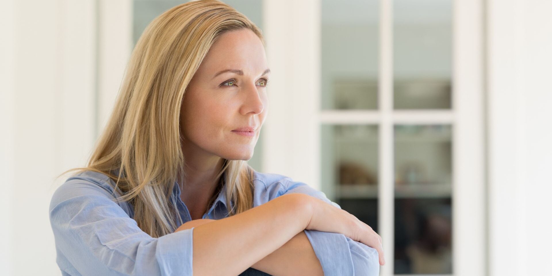 Warum wir schwierige Erfahrungen oft sofort relativieren und weshalb Innehalten deinem Nervensystem helfen kann, Dinge innerlich zu sortieren.