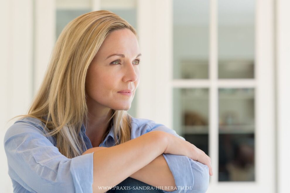 Warum wir schwierige Erfahrungen oft sofort relativieren und weshalb Innehalten deinem Nervensystem helfen kann, Dinge innerlich zu sortieren.