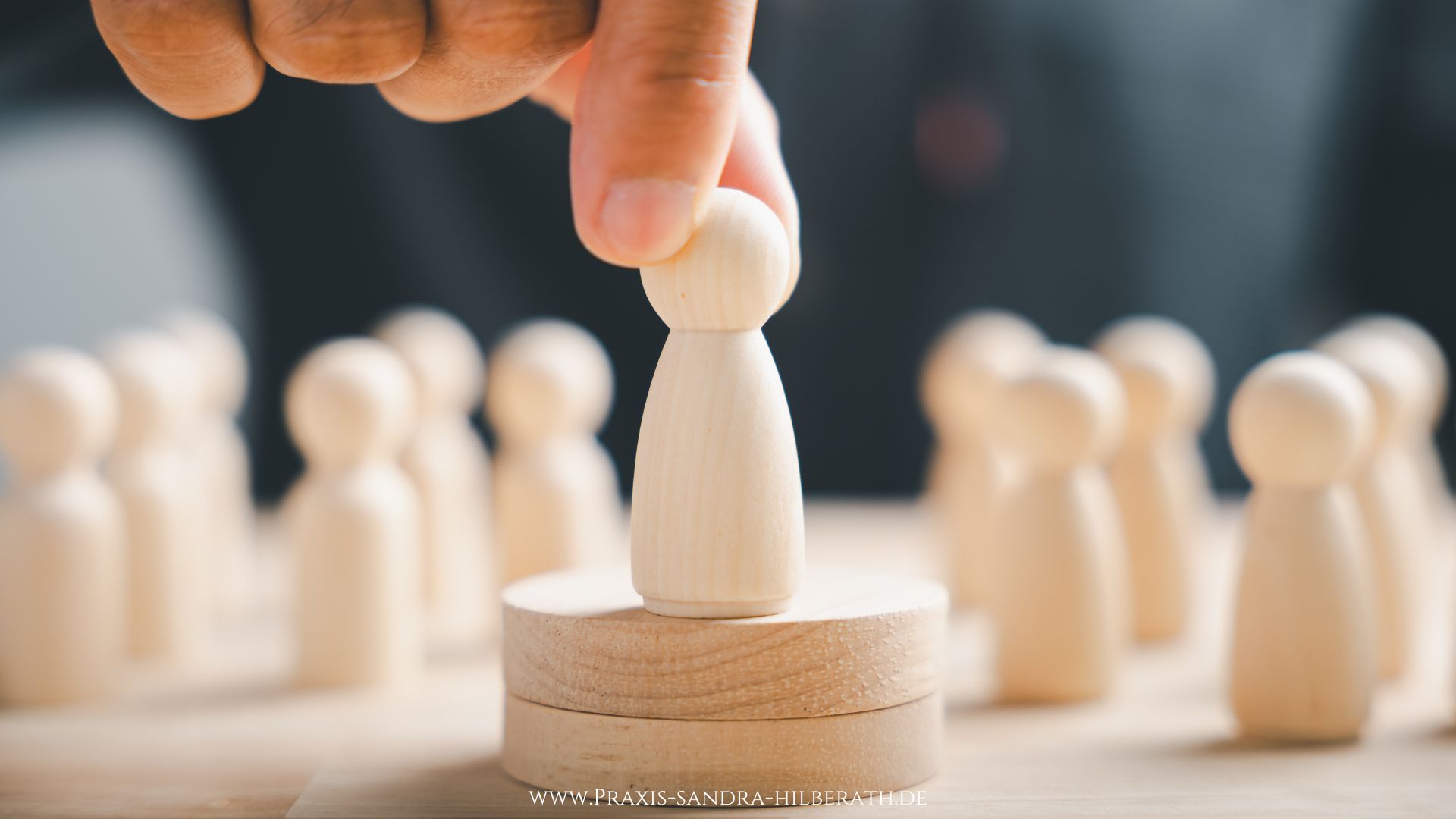 Was bedeutet systemische Therapie wirklich? Erfahre die wichtigsten Grundlagen – und warum Ängste und Probleme aus systemischer Sicht anders verstanden werden.