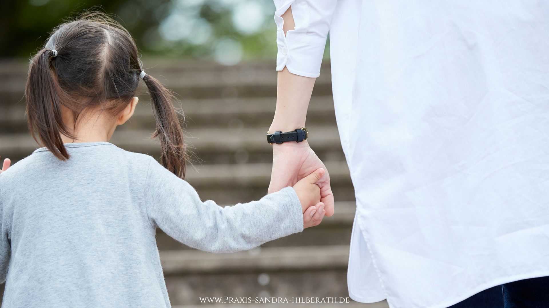 Versorgen und Umsorgen_Emotional-verletzt-scheinbar-gute-kindheit_Praxis für Psychotherapie_Sandra Hilberath_4 Viele Menschen waren in ihrer Kindheit gut versorgt – mit Essen, Kleidung und Sicherheit – und haben dennoch die Erfahrung gemacht, emotional nicht ausreichend umsorgt zu sein. Der Artikel erklärt, wie diese Unterscheidung zwischen Versorgen und Umsorgen hilft zu verstehen, warum sich trotz scheinbar guter Kindheit innere Verletzungen und ein Gefühl von „nicht genug sein“ entwickeln können.