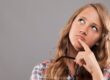 Warum Kritik so schnell Selbstzweifel auslöst und welche Schutzfunktion dein innerer Kritiker hat. Hypnosystemisch erklärt mit 5 alltagstauglichen Impulsen.