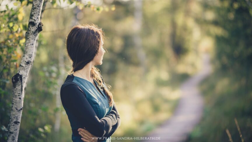 Umgang mit dem Ungewissen_Praxis für Psychotherapie_Sandra Hilberath_1 Wie kannst du mit Ungewissheit umgehen, ohne dich in Sorgen zu verlieren? Erfahre, was dir helfen kann, handlungsfähig zu bleiben und dir selbst zu vertrauen.